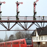 <font size="2">Die Signalbrücke mit einfahrendem Nahverkehrszug aus Hannover.
