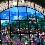 <font size="2">Im Bahnhofsgebäude sind diese hübschen Glasarbeiten zu bewundern.<br /><br />
