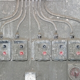 <div align="left"><font size="2">Im Bergwerk (hier: im Gebäude zur Erzbearbeitung) befindet sich wunderbare alte, eingestaubte Technik: Schalter für verschiedene Motoren (Industrieausführung, staubgeschützt).