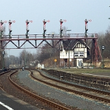 <font size="3" color="blue"> Bad Harzburg Eisenbahn (DB)</font><br><font size="2">Die Bahnhofseinfahrt von Bad Harzburg. Allein wegen dieser Signalbrücke kommen viele Besucher.