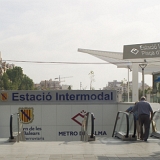 <font size="3">Der Hauptbahnhof von Palma </font><br /><br /><br /><div align="left"><font size="2">Der Eingang des Hauptbahnhofes von Mallorca. Hier fahren die U-Bahn (Metro, eine Linie zur Universität) und die zum großem Teil neugebaute Diesel-Eisenbahn nach Manacor bzw. sa Pobla. Diese neugebaute Station liegt unterirdisch zwischen dem altem Bahnhofsgebäude (rechts, heute u.a. Touristen-Info) und dem altem, aber noch benutztem Bahnhof der Linie nach Sóller (links). Die Strecke nach Sóller wird seperat vorgestellt.<br /><br /><br />